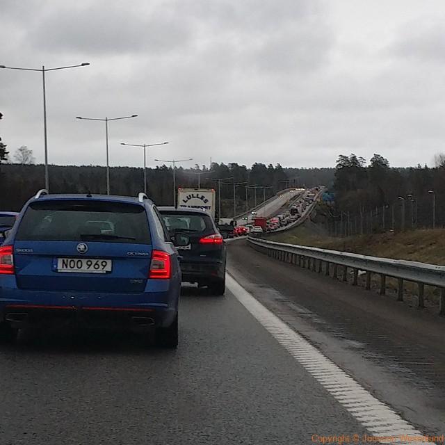 Tvärstopp och tacksam för att det inte är vi som krockat. Hoppas att det inte blivit allvarliga personskador.